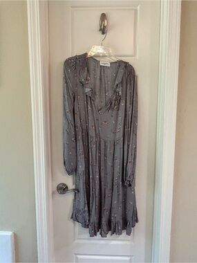 Carly Jean Los Angeles Delicate Floral Gray Long-Sleeve Dress